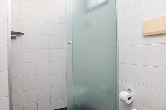 Banheiro de kitnet/studio para alugar com 1 quarto, 33m² em Centro Histórico, Porto Alegre