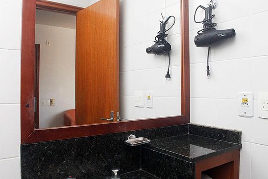 Banheiro de kitnet/studio para alugar com 1 quarto, 33m² em Centro Histórico, Porto Alegre