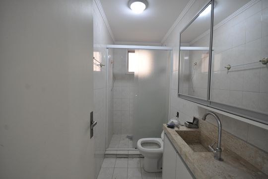 Banheiro de apartamento à venda com 2 quartos, 56m² em Vila Gustavo, São Paulo