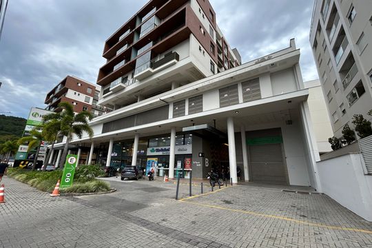 Fachada de apartamento para alugar com 2 quartos, 76m² em Córrego Grande, Florianópolis