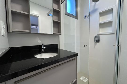 Banheiro suíte 2 de apartamento para alugar com 2 quartos, 76m² em Córrego Grande, Florianópolis