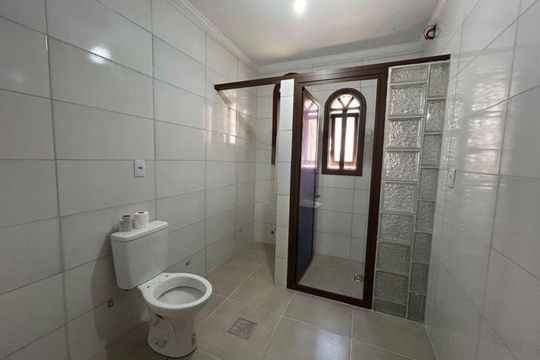 Banheiro de casa de condomínio para alugar com 3 quartos, 80m² em Jardim Itu, Porto Alegre