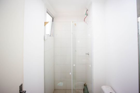 Banheiro de apartamento à venda com 2 quartos, 44m² em Canhema, Diadema