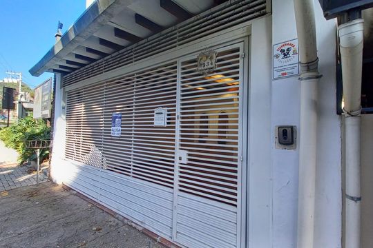 Fachada + Plaquinha de casa para alugar com 3 quartos, 250m² em Lapa, São Paulo