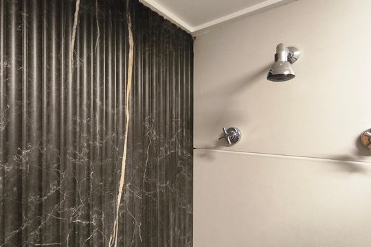 Banheiro de kitnet/studio para alugar com 1 quarto, 23m² em Paraíso, São Paulo