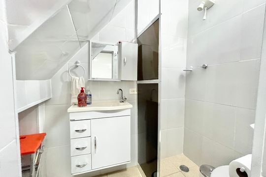 Banheiro de serviço de casa à venda com 2 quartos, 72m² em Vila Pauliceia, São Paulo