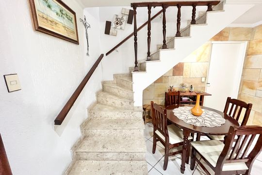 Escada de casa à venda com 2 quartos, 72m² em Vila Pauliceia, São Paulo