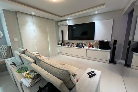 Sala de casa à venda com 3 quartos, 110m² em Jardim Sulacap, Rio de Janeiro