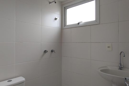 Banheiro Social de apartamento para alugar com 2 quartos, 70m² em Taquara, Rio de Janeiro