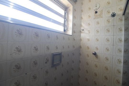 Banheiro comum de casa à venda com 3 quartos, 179m² em Veleiros, São Paulo