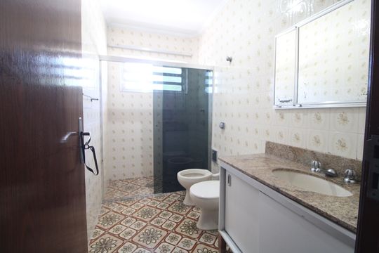Banheiro comum de casa à venda com 3 quartos, 179m² em Veleiros, São Paulo