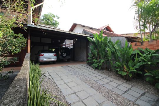 Garagem de casa à venda com 4 quartos, 320m² em Jacarepaguá, Rio de Janeiro