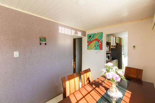 Sala de casa à venda com 4 quartos, 100m² em Guajuviras, Canoas
