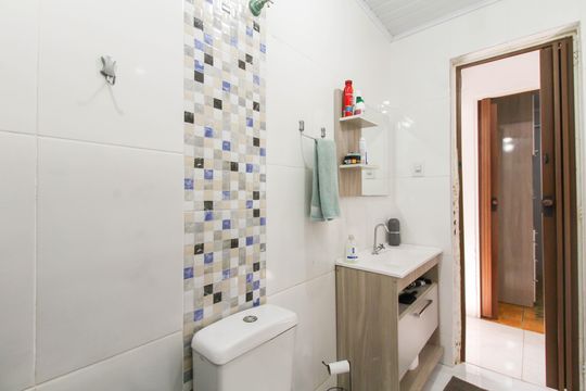 Banheiro de casa à venda com 4 quartos, 100m² em Guajuviras, Canoas