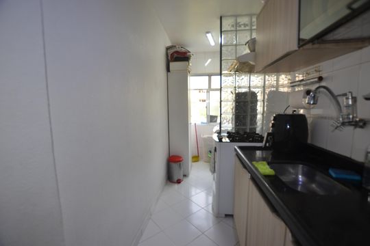 Cozinha de apartamento à venda com 2 quartos, 55m² em Jardim Sulacap, Rio de Janeiro