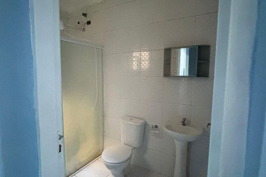 Banheiro de casa para alugar com 2 quartos, 62m² em Vila Rosaria, São Paulo