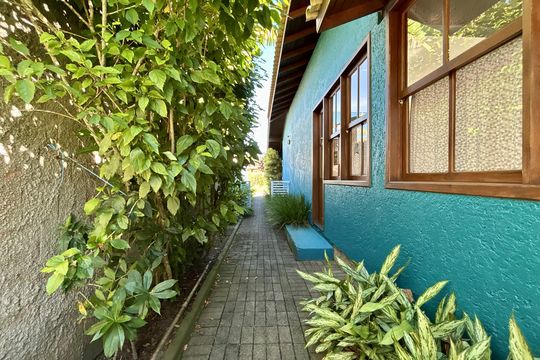 Corredor Lateral de casa para alugar com 4 quartos, 330m² em Barra da Lagoa, Florianópolis