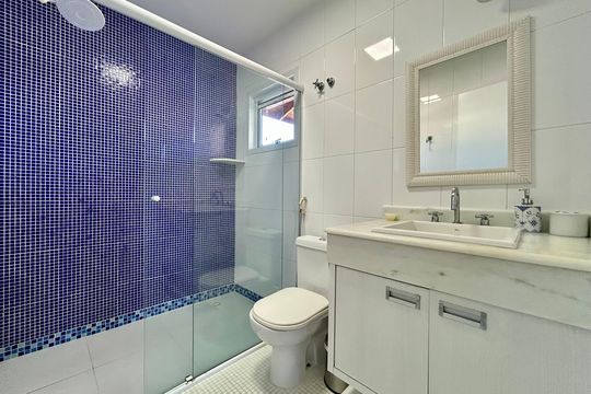 Banheiro suíte 1 de casa para alugar com 4 quartos, 330m² em Barra da Lagoa, Florianópolis