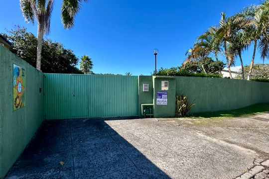 Fachada de casa para alugar com 4 quartos, 330m² em Barra da Lagoa, Florianópolis