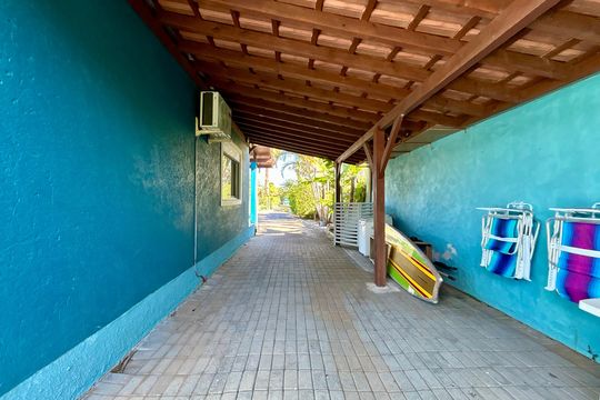 Garagem de casa para alugar com 4 quartos, 330m² em Barra da Lagoa, Florianópolis