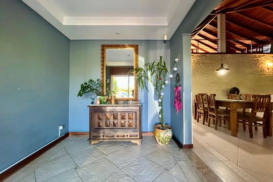Hall de entrada de casa para alugar com 4 quartos, 330m² em Barra da Lagoa, Florianópolis