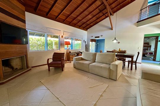 Sala de casa para alugar com 4 quartos, 330m² em Barra da Lagoa, Florianópolis