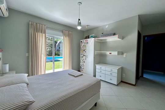 Suíte 3 de casa para alugar com 4 quartos, 330m² em Barra da Lagoa, Florianópolis