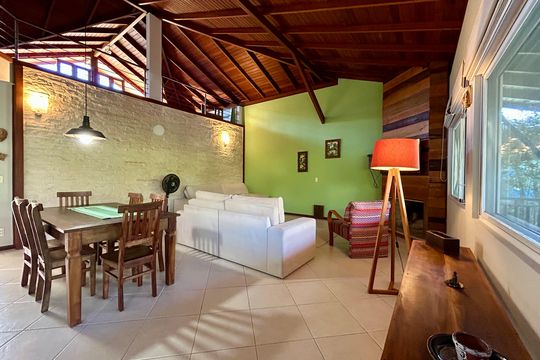 Casa para alugar com 4 quartos, 330m² em Barra da Lagoa, Florianópolis