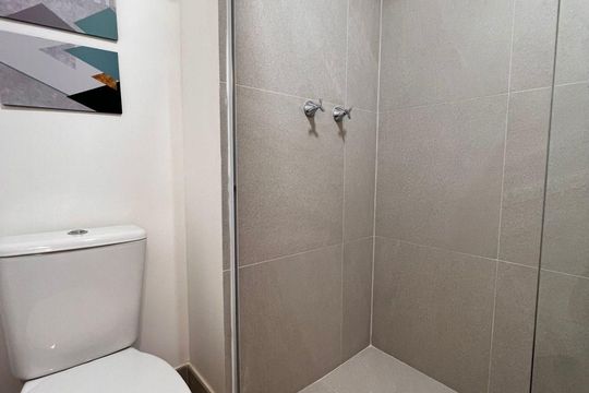 Banheiro de kitnet/studio para alugar com 1 quarto, 28m² em Passo d’Areia, Porto Alegre