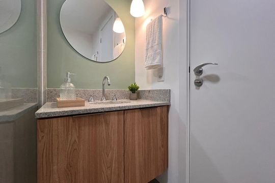 Banheiro de kitnet/studio para alugar com 1 quarto, 28m² em Passo d’Areia, Porto Alegre
