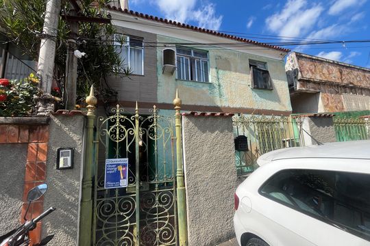 Fachada de casa à venda com 3 quartos, 60m² em Olaria, Rio de Janeiro