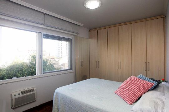 Quarto 1 de apartamento à venda com 2 quartos, 70m² em Menino Deus, Porto Alegre