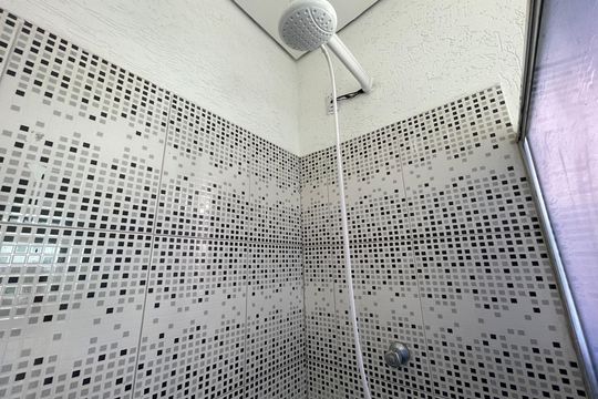 Banheiro de kitnet/studio para alugar com 1 quarto, 40m² em Jardim Luísa, São Paulo