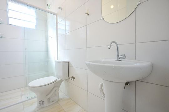 Banheiro de casa para alugar com 1 quarto, 32m² em Vila Pirajussara, São Paulo