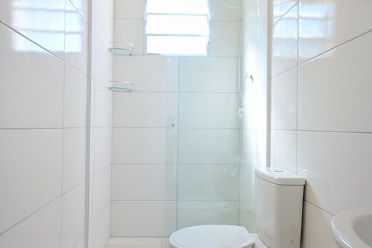 Banheiro de casa para alugar com 1 quarto, 32m² em Vila Pirajussara, São Paulo