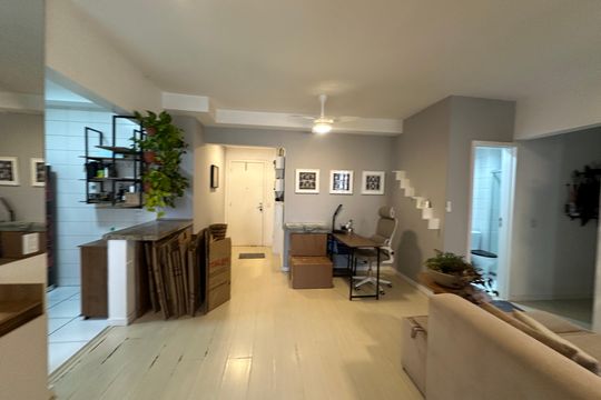 Sala de apartamento à venda com 2 quartos, 76m² em Jardim Tupanci, Barueri