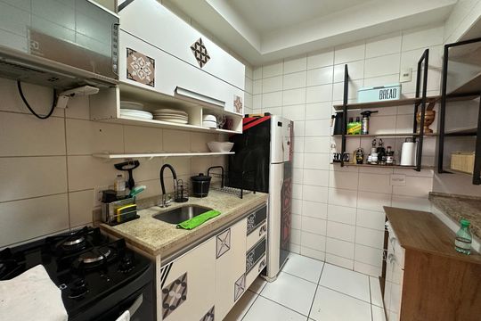 Cozinha de apartamento à venda com 2 quartos, 76m² em Jardim Tupanci, Barueri