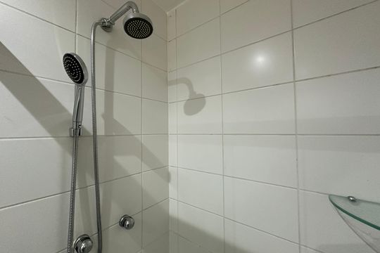 Banheiro de apartamento à venda com 2 quartos, 76m² em Jardim Tupanci, Barueri