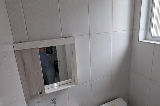 Banheiro de apartamento para alugar com 2 quartos, 75m² em Santa Cecília, Porto Alegre