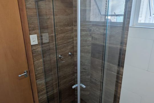 Banheiro de apartamento para alugar com 2 quartos, 75m² em Santa Cecília, Porto Alegre