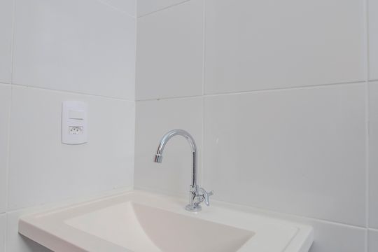 Banheiro de apartamento à venda com 2 quartos, 50m² em Cavalhada, Porto Alegre