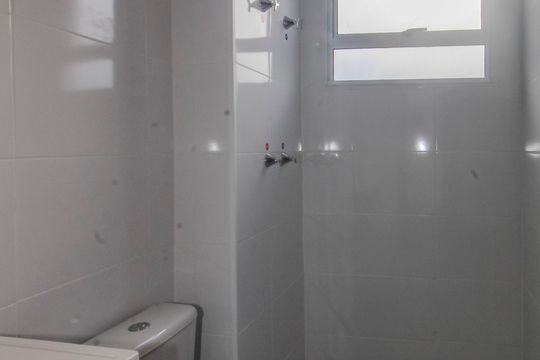 Banheiro de apartamento para alugar com 2 quartos, 40m² em Cavalhada, Porto Alegre