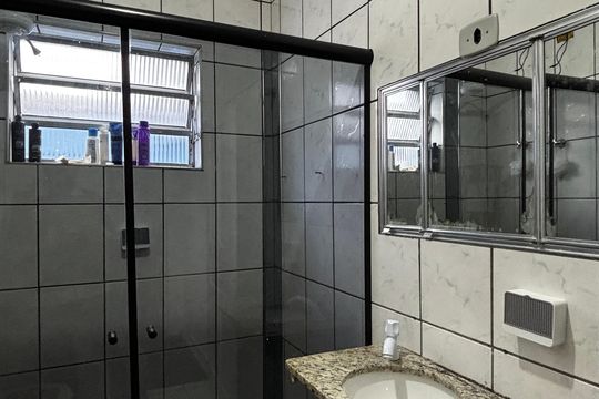 Banheiro de casa à venda com 2 quartos, 70m² em Vila Homero Thon, Santo André