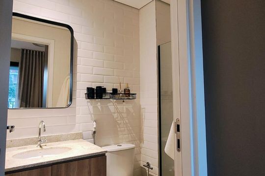 Banheiro de kitnet/studio à venda com 1 quarto, 28m² em Vila Madalena, São Paulo