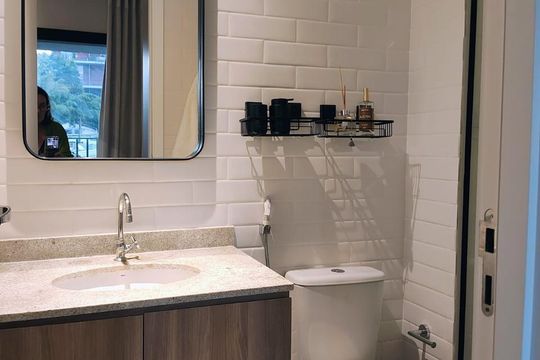 Banheiro de kitnet/studio à venda com 1 quarto, 28m² em Vila Madalena, São Paulo