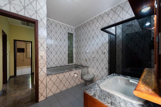 Banheiro de casa para alugar com 3 quartos, 221m² em Macuco, Santos