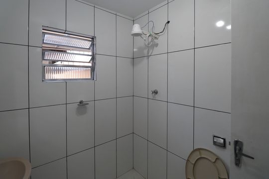 Banheiro de casa para alugar com 1 quarto, 35m² em Conjunto Habitacional Jova Rural, São Paulo