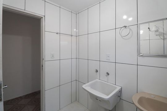 Banheiro de casa para alugar com 1 quarto, 35m² em Conjunto Habitacional Jova Rural, São Paulo