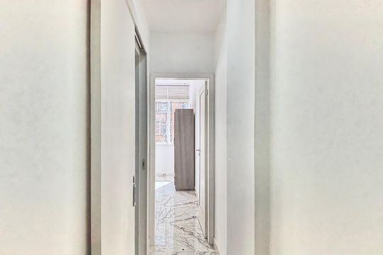 Sala - corredor de acesso aos cômodos de apartamento à venda com 1 quarto, 45m² em Copacabana, Rio de Janeiro