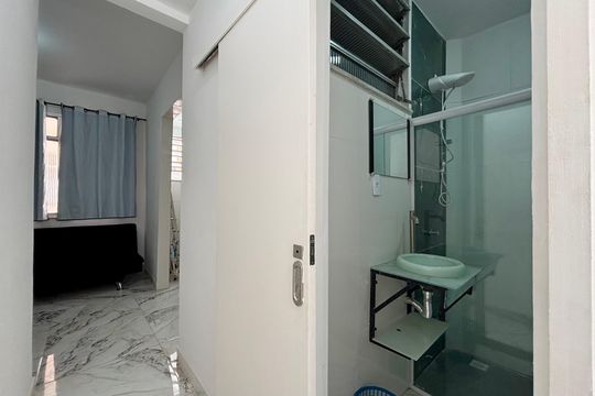 Banheiro social de apartamento à venda com 1 quarto, 45m² em Copacabana, Rio de Janeiro